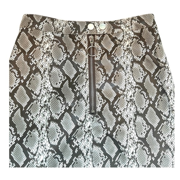 Divided By H&M Woman’s 0 Faux Snake Print Mini Skirt - Picture 3 of 8